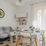 Апартаменти Guesthost - Sweet - Cozy In *