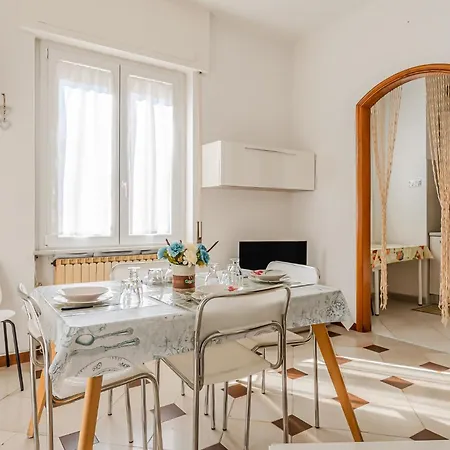 Guesthost - Sweet - Cozy In